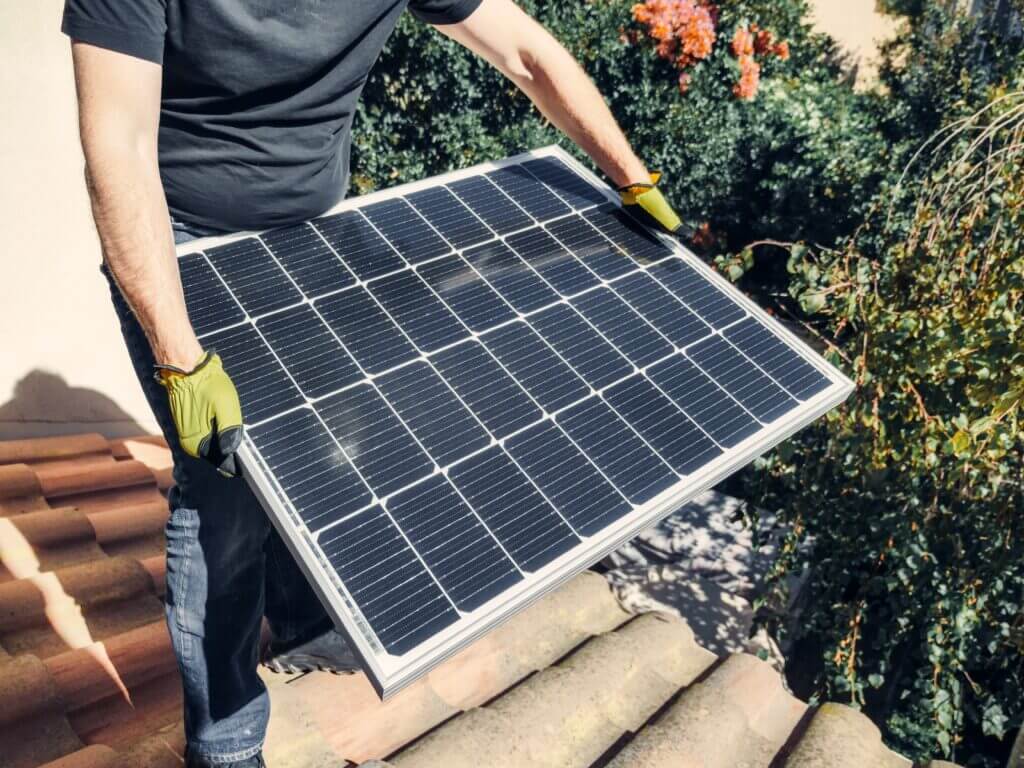 Solceller i kolonihave installeres af en elektriker